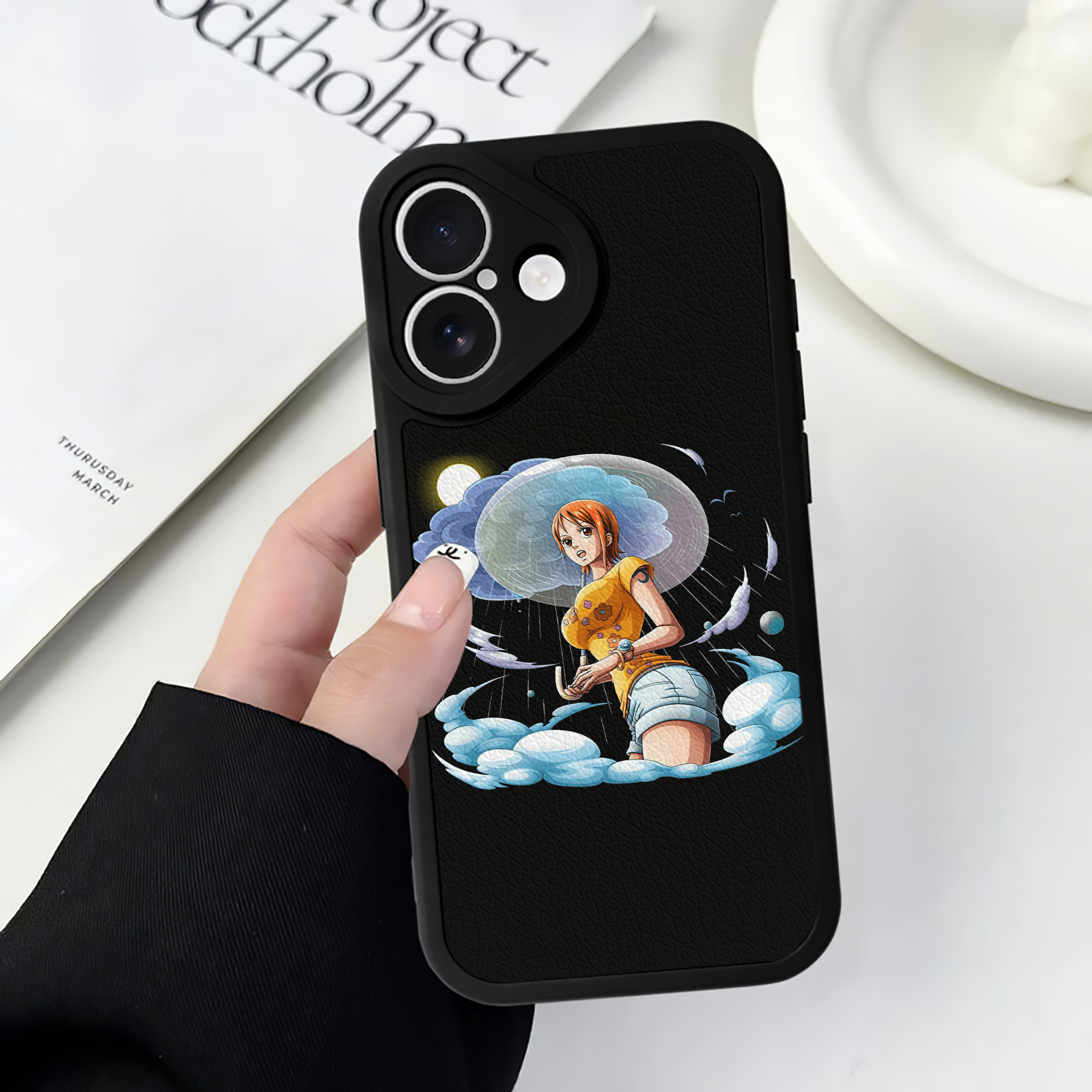 （画像用） ワンピース ナミ ONE PIECE Nami 【iPhone 16シリーズ対応】シリコンスマホケース（レザー調） 材質：シリコン
